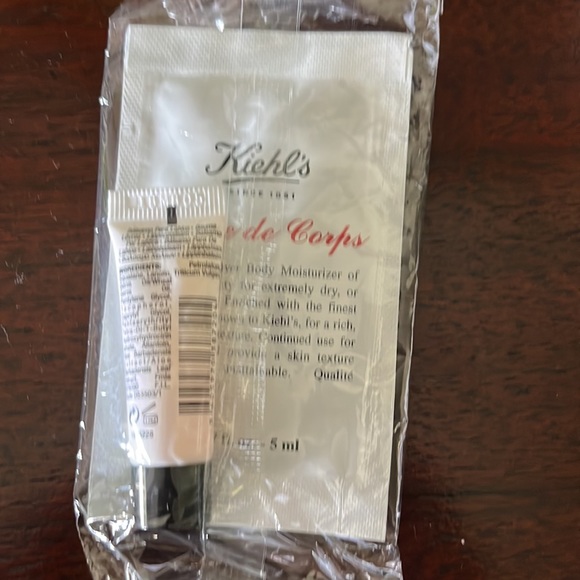Kiehl's for Delta travel pouch with 10 items - Picture 8 of 14
